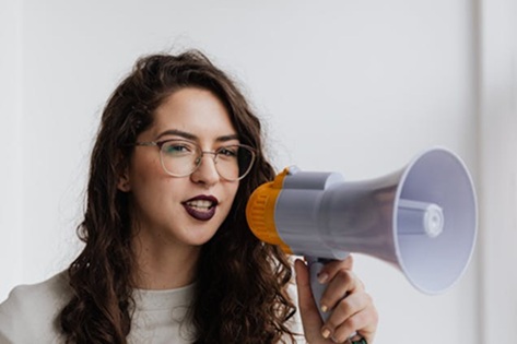 Benefits of integrating traditional media in marketing campaigns